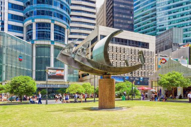 One Raffles Place'deki Mrt metro girişine yakın gemi heykeli