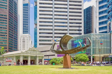 One Raffles Place Mrt metro girişi yakınında gemi heykel