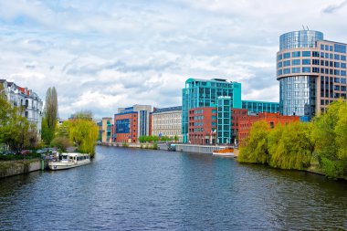 Berlin'de Moabit Spree Nehri boyunca Ofis Binaları