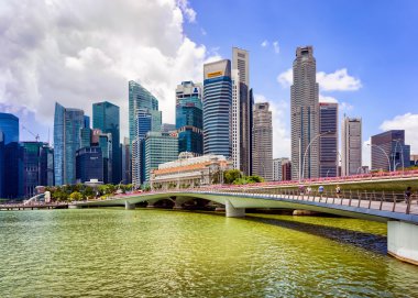Marina Bay Singap Fullerton otel binası ve Jubilee Köprüsü