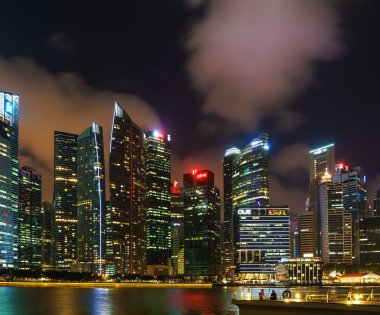Singapur silueti Marina Bay'de gün batımında Downtown Core üzerinde