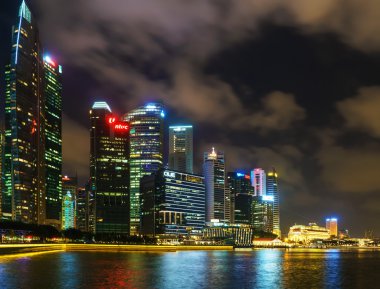 Marina Bay alacakaranlıkta Downtown Core Singapur silueti
