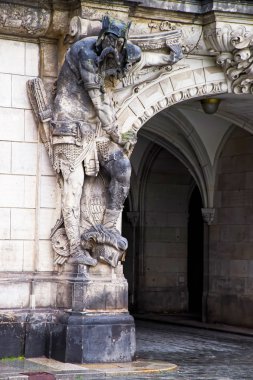 Dresden Georgenbau kapılarında insan heykeli