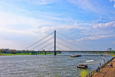 Düsseldorf'taki Oberkasseler Köprüsü ve Ren seti gezinti