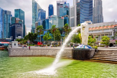 Marina Bay Merlion Park'ta Gökdelenler ve Merlion heykeli