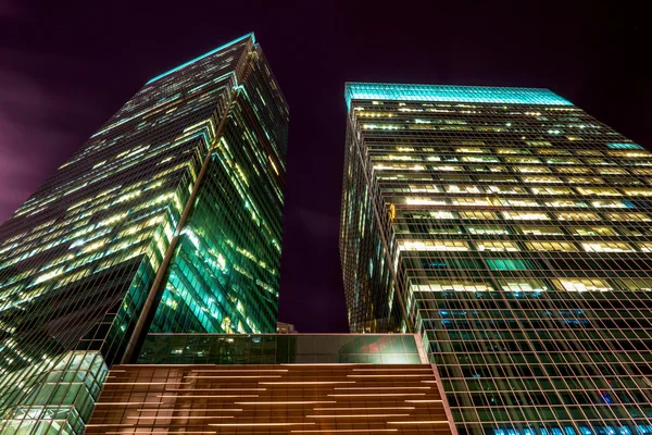 Bottom up view on Skyscrapers in Singapore at night — Stock Photo, Image