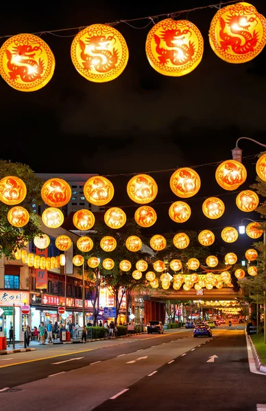 New Bridge Road of Singapore Chinatown decorated for New Year — Stock Photo, Image