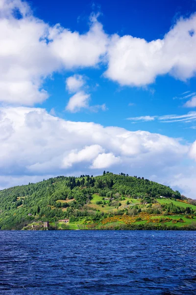 Vista sulla campagna nel lago Loch Ness in Scozia — Foto Stock