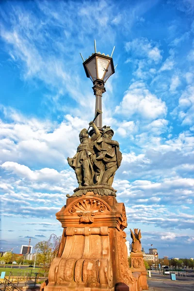 Lampada da strada sul ponte Moltke sul fiume Sprea a Berlino — Foto Stock