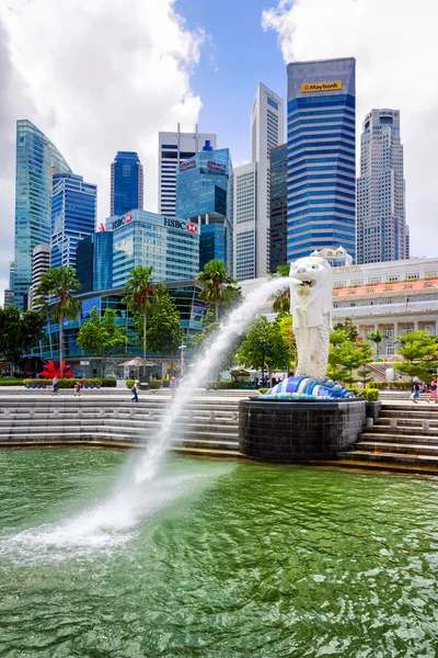 Gratte-ciel et statue Merlion au parc Merlion dans la baie de Marina — Photo