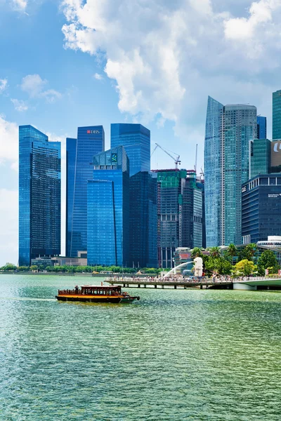 Ferry-boat et Skyline du centre-ville de Marina Bay — Photo