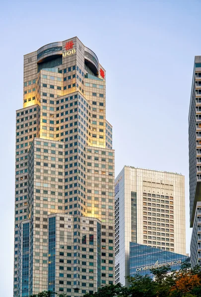 One Raffles Place e UOB Plaza no horizonte de Singapura — Fotografia de Stock