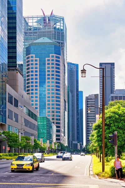 Gratte-ciel et transports dans la rue à Singapour — Photo