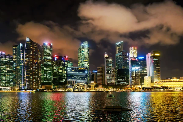 Singapour skyline sur Downtown Core à Marina Bay au crépuscule — Photo