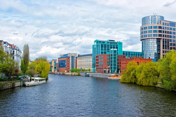 Kontorsbyggnader längs Spree River i Moabit i Berlin — Stockfoto