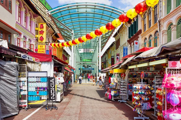 Mercado de rua Chinatown decorado com lanternas de papel em Singapo — Fotografia de Stock