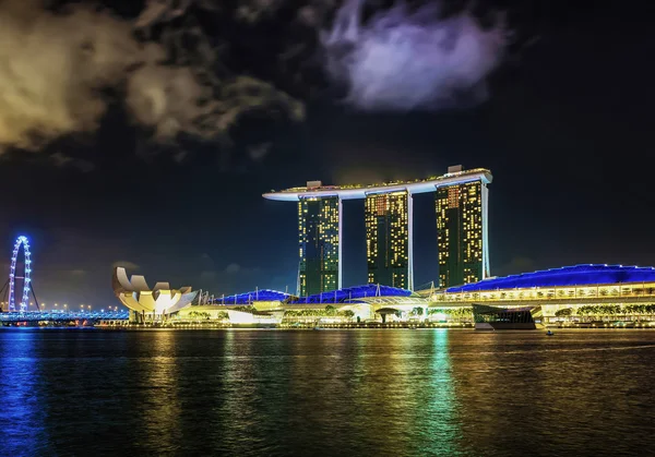 Singapore Flyer and Artscience museum et Marina Bay Sands crépuscule — Photo