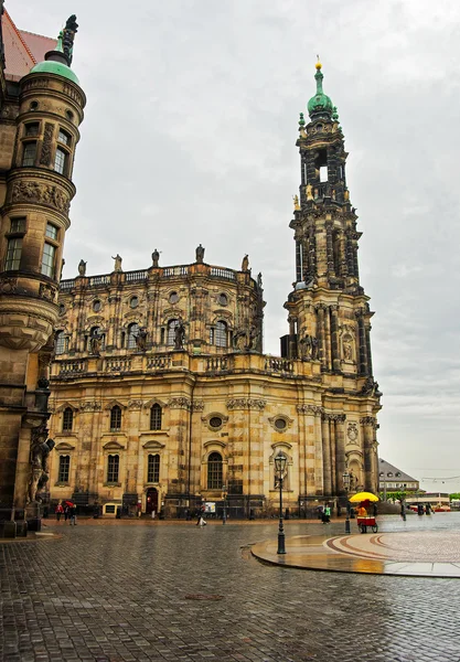Hofkirche en el centro de Dresde en el estado de Sajonia de Alemania — Foto de Stock