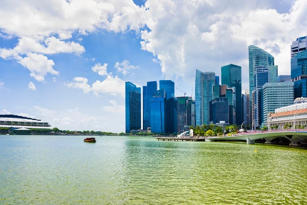 Edificio del hotel Fullerton y rascacielos en Marina Bay of Singap — Foto de Stock