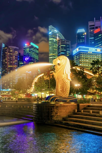 Skyscrapers and Merlion statue at Merlion Park at dusk — Stock Photo, Image