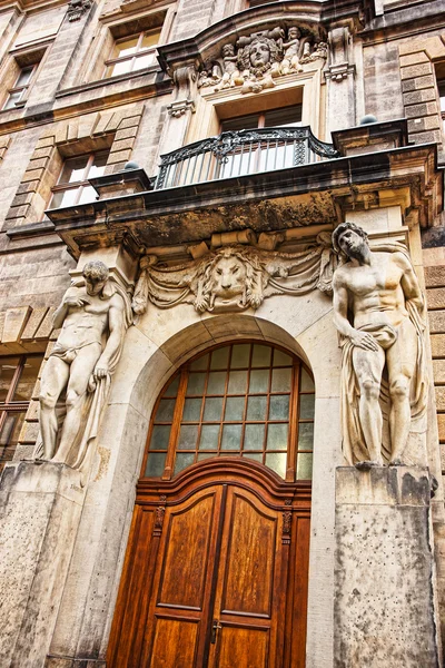 Atlants holding the entrance of the building in Dresden — Stock Photo, Image