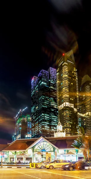 Skyscrapers et Telok Ayer Market la nuit à Singapour — Photo
