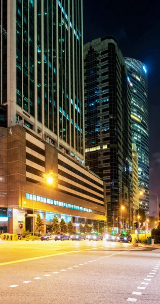 Gratte-ciel dans le centre de Downtown Core à Singapour la nuit — Photo