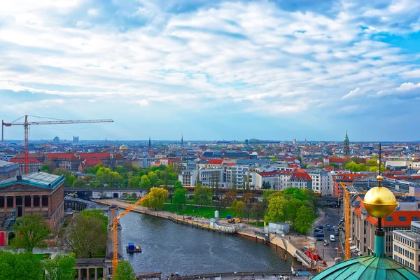 Letecký pohled z katedrály v berlínské katedrále do řeky Spree — Stock fotografie