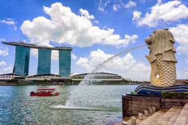 Merlion Park ve Marina Bay Sands merlion heykeli
