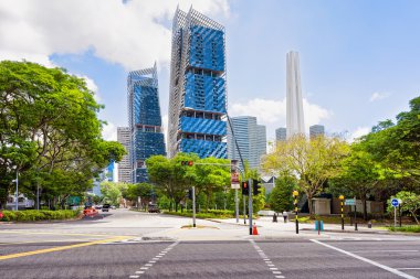 Singapur sokaklarında Gökdelenler