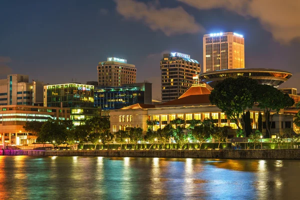 Parliament building at Marina Bay in Singapore at night — Stock Photo, Image