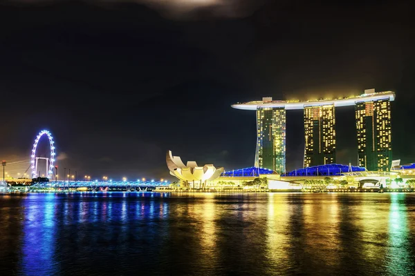 Singapore Flyer and Artscience museum et Marina Bay Sands night — Photo