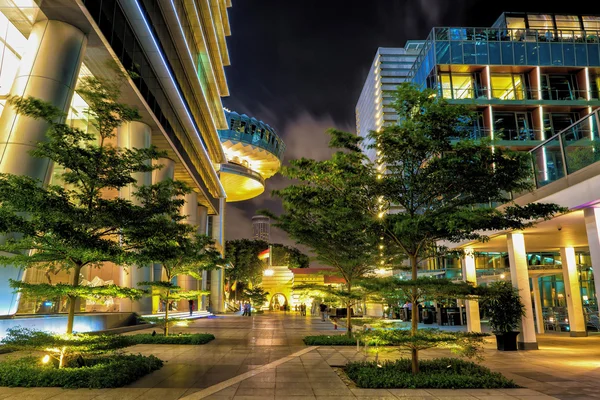 Straße am Ufer der Marina Bay in Singapore bei Nacht — Stockfoto