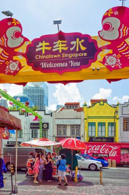 Singapur Chinatown sokak pazarı kağıt fenerler ile dekore 