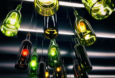 Şarap şişeleri yapılmış güzel retro ışık lambadekorasyon