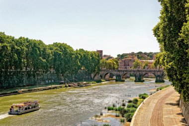 Ponte Cavour Köprüsü Roma İtalya'nın Tiber Nehri üzerinde