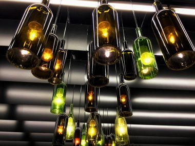 Boş şarap şişe yapılmış retro ışık lambaları dekorasyon