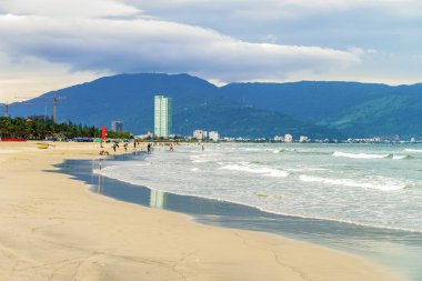 İnsanlar ve Danang Vietnam Beach'te Çin
