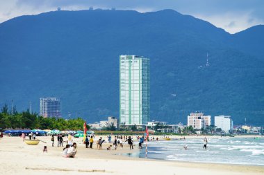 Danang Vietnam Çin sahilde yürüyen turist