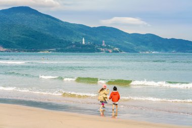 Çocuklar Çin plajda Vietnam Danang içinde oyun