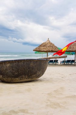 Çin Beach Danang Vietnam bayrağı ve bambu teknede