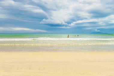 Danang Vietnam Çin Beach'de denize turist