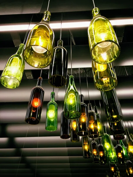 Şarap şişeleri yapılmış güzel retro ışık lambası dekor