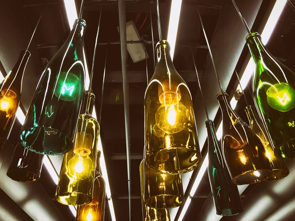 Boş şarap şişelerinden yapılmış güzel retro ışık lambası dekorasyonu