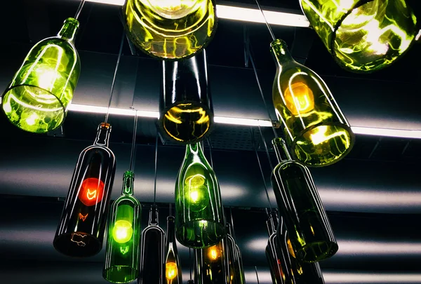 Şarap şişeleri yapılmış güzel retro ışık lambadekorasyon