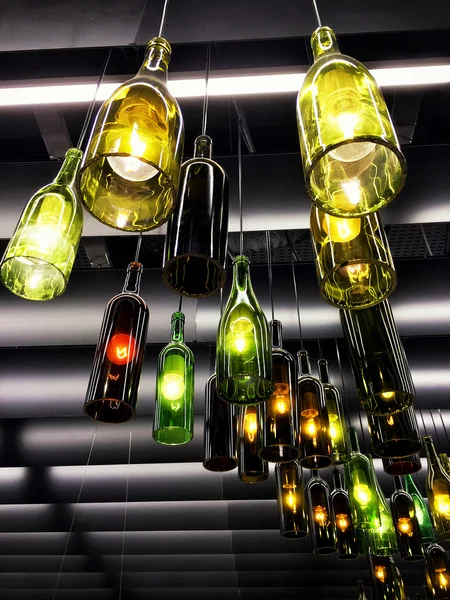 Şarap şişeleri yapılmış güzel retro ışık lambaları dekor