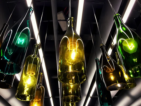 Belle décoration de lampes rétro faites de bouteilles de vin vides — Photo