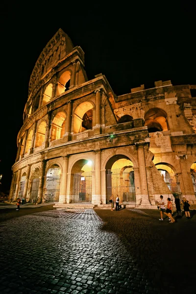 Colosseum, Roma İtalya şehir merkezinde alacakaranlıkta — Stok fotoğraf