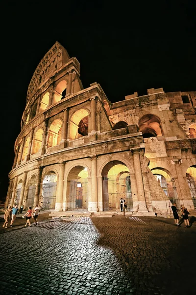 Colosseum i staden centrerar av Rome Italien på twilight — Stockfoto