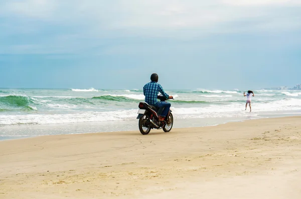 Мужчина на мотоцикле на пляже Китай в Дананге во Вьетнаме — стоковое фото